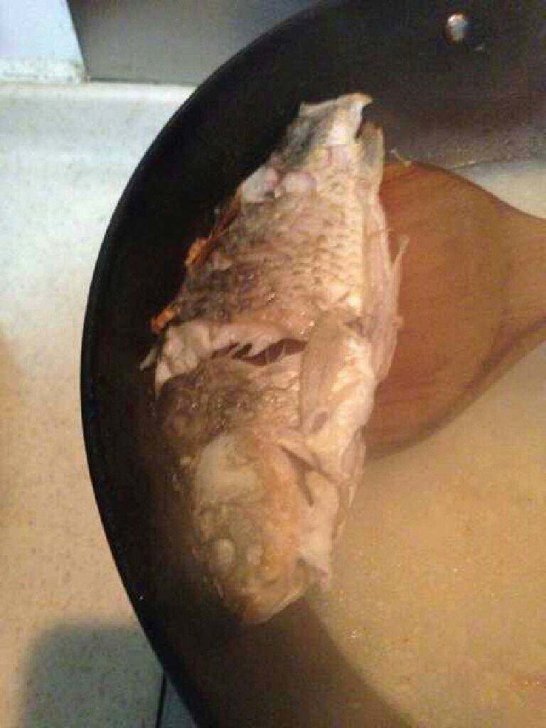 鲫鱼豆腐汤,煮好的鱼改小火，把鱼单独捞起来