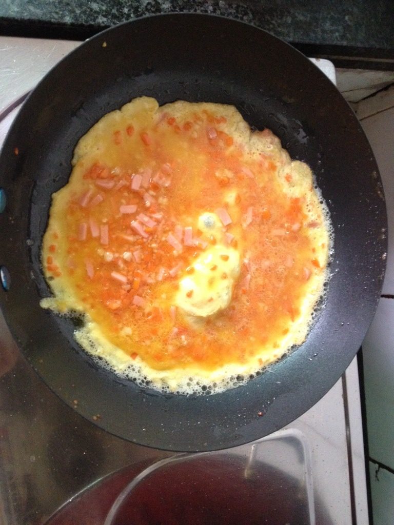 妈妈的爱心早餐,加热平底锅，达到适量温度后加入油丶搅匀的蛋液开煎