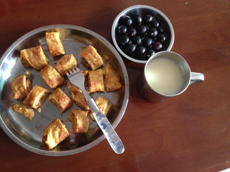 妈妈的爱心早餐,然后切成小块，方便食用，加上一杯自打的豆浆，少量的水果，一顿营养又美味的早餐完成了
