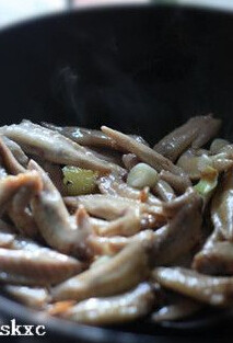 南乳翅尖,炒锅加少许油，约半汤勺润润锅，加入翅尖翻炒几下