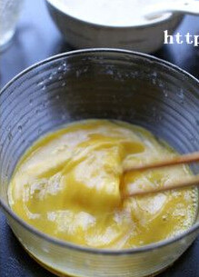 芒果蛋奶布丁,鸡蛋磕入碗中，打散，把鸡蛋和牛奶芒果液合在一起搅拌