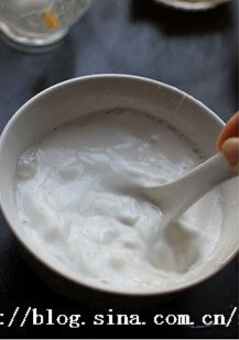 芒果蛋奶布丁,将200ml纯牛奶倒在碗中， 加入一大勺炼乳拌均