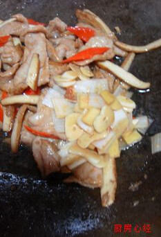 芹菜爆肉,再将碗汁中的葱姜蒜片捞出，放入锅中炒香