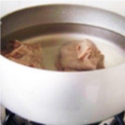 双菇羊肉煲,羊肉切块，焯水洗净