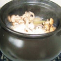 双菇羊肉煲,放进蟹味菇、白玉菇，调入盐，再炖10分钟，至蟹味菇、白玉菇熟透即可