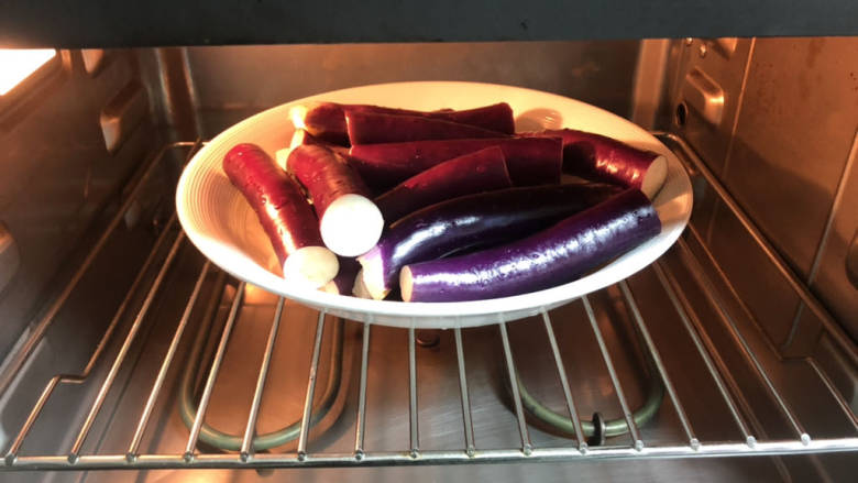 凉拌蒸茄子,蒸箱预热后放入茄子蒸10分钟，锅里放支架蒸也是一样。