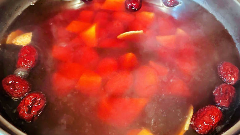 红薯栗子糖水,放入红薯和红枣继续大火煮五分钟
