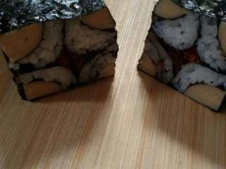 四方寿司卷,刀沾一点水切开。