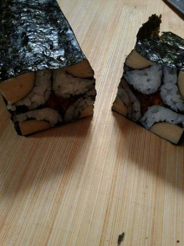 四方寿司卷,刀沾一点水切开。