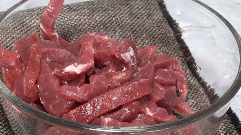 双椒牛排,牛肉洗净后切成适合的块，装入大碗中