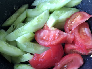 番茄黄瓜炒蛋,重起油锅下入黄瓜和番茄炒均匀。