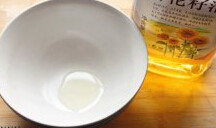 香甜八宝饭,用厨房纸擦净碗中的水份，滴入少许葵花籽油，并用刷子均与抹开