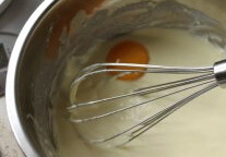 轻乳酪草莓,蛋清蛋黄分离，蛋黄放入奶酪牛奶溶液内，搅拌均匀