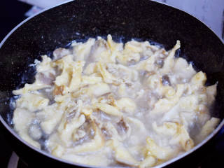 酥炸蘑菇,等锅中油温再次升高时放入复炸至金黄色