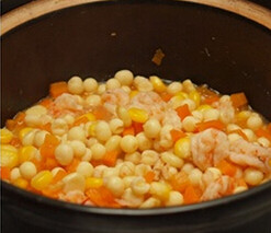 鲜虾芡实煲,放入海虾，加清水，大火煮开，转小火煮20分钟，略收干汤汁，加盐即可