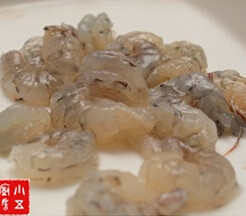 鲜虾芡实煲,海虾剥壳，取出虾肠，洗净沥干水分