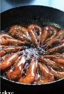 滋味油爆虾,在汤汁翻滚后转小火十分钟左右让其入味，再开大火收汁即可