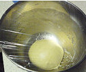 白吐司,揉到成团后加黄油揉至薄膜扩展阶段，盖保鲜膜发酵30分钟；