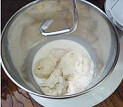 白吐司,将冷藏酵种切块与【主面团】材料（除黄油）一起混合