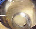 白吐司,【冷藏酵种】材料中酵母溶于水后，与其他材料混合均匀揉成团，盖保鲜膜冷藏发酵17小时；