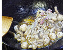 辣子鸡翅,油锅爆香蒜瓣，姜片、麻椒，大火下蘑菇翻炒