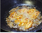 辣子鸡翅,鸡翅下入油锅中炸至两面金黄捞出备用