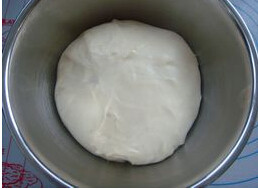 牛奶排包,加入黄油再揉20分钟做基础发酵