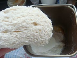 牛奶排包,将主面团中除黄油外的所有材料混合，并将中种面团撕碎，面包机揉面20分钟后，