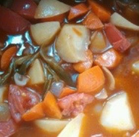 【贴秋膘之家常土豆炖牛肉】,出锅前放胡萝卜和土豆烧熟