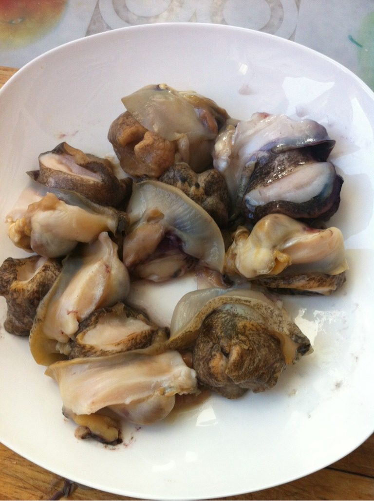 海螺馅饺子,如图 海螺去壳，去掉辣筋、黄。取海螺头部分。