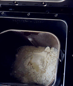 香葱花卷,面团的所有材料放入面包机桶内，用和面功能将面揉成光滑的面团