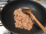 大蒜肉丝炒年糕,油锅里下姜蒜末爆香，下肉丝炒到8成熟起锅备用
