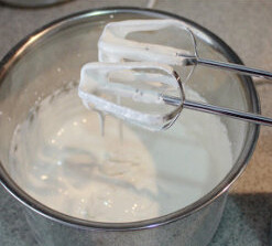糖霜饼干,糖霜：将糖粉倒入蛋清中，加入几滴白醋，搅打至顺滑状态即可使用