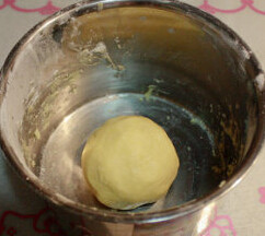 糖霜饼干,分次加入鸡蛋液，搅打均匀，筛入低粉，揉成面团