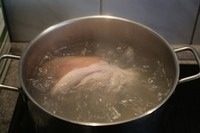 一菜两吃：五香烤猪肘（炖猪肘）,将猪肘放入沸水中焯大概3到5分钟，去血水。