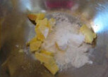 手工饼干,加一个蛋黄半个蛋白，盐，糖搅拌到糖溶化