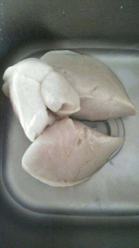 红汤羊杂碎,入锅中煮熟后再过凉水，白白的面肺就形成了，切条备用