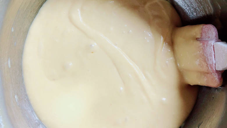 蓝莓酸奶马芬,用刮刀拌匀，使粉类、牛奶和黄油完全混合。混合均匀成为湿润的面糊。