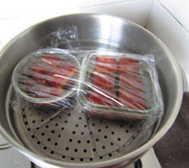 东坡肉,蒸锅上汽后，放入肉块，表面盖上保鲜膜，大火蒸30分钟即可