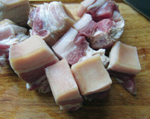 东坡肉,五花肉整块儿焯水定型，中间翻面，捞出，切块