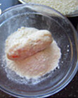 虾仁奶油可乐饼,将丸子捏成圆柱状，先滚上一层干面粉，