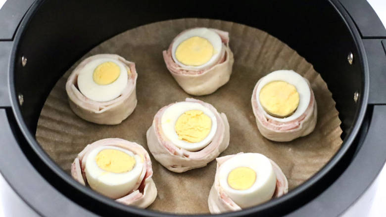 培根鸡蛋酥,依次做完所有的培根鸡蛋酥胚，放入炸锅中。