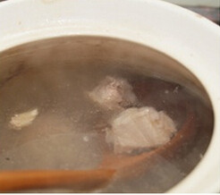 红菇鸡汤,砂锅里加清水煮开，加入鸡块，大火煮开，转小火煮2小时以上