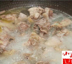 红菇鸡汤,老母鸡切大块洗净，冷水下锅，大火煮开后即熄火