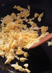 黄金炒米面,鸡蛋打散炒熟，盛出备用；