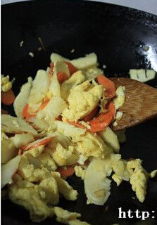 冬笋炒三样,胡萝卜炒成橙红色，放入笋片，鸡蛋，加入1茶勺盐调味，然后再炒勻即可