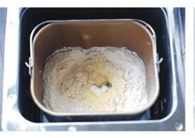 脆底小面包,将牛奶和鸡蛋倒入面包机桶内，再加入白糖和盐，再放入粉类，最后加入酵母。
