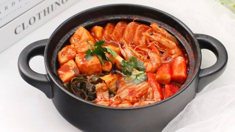 韩式年糕部队火锅,鲜香辣太过瘾，寒冷的冬天给家人做上这么一锅，简直太幸福咯！