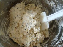 芝麻燕麦饼干,加入黑、白芝麻，拌匀。加入燕麦片，拌匀。筛入粉类，用刮刀翻拌均匀