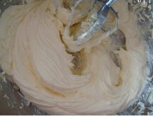 芝麻燕麦饼干,黄油软化，加入白砂糖，打发至体积变大，颜色变浅，分两次加入水，每次搅打均匀。